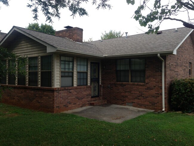 Building Photo - City of Maryville, 3 bedroom, 2 car garage