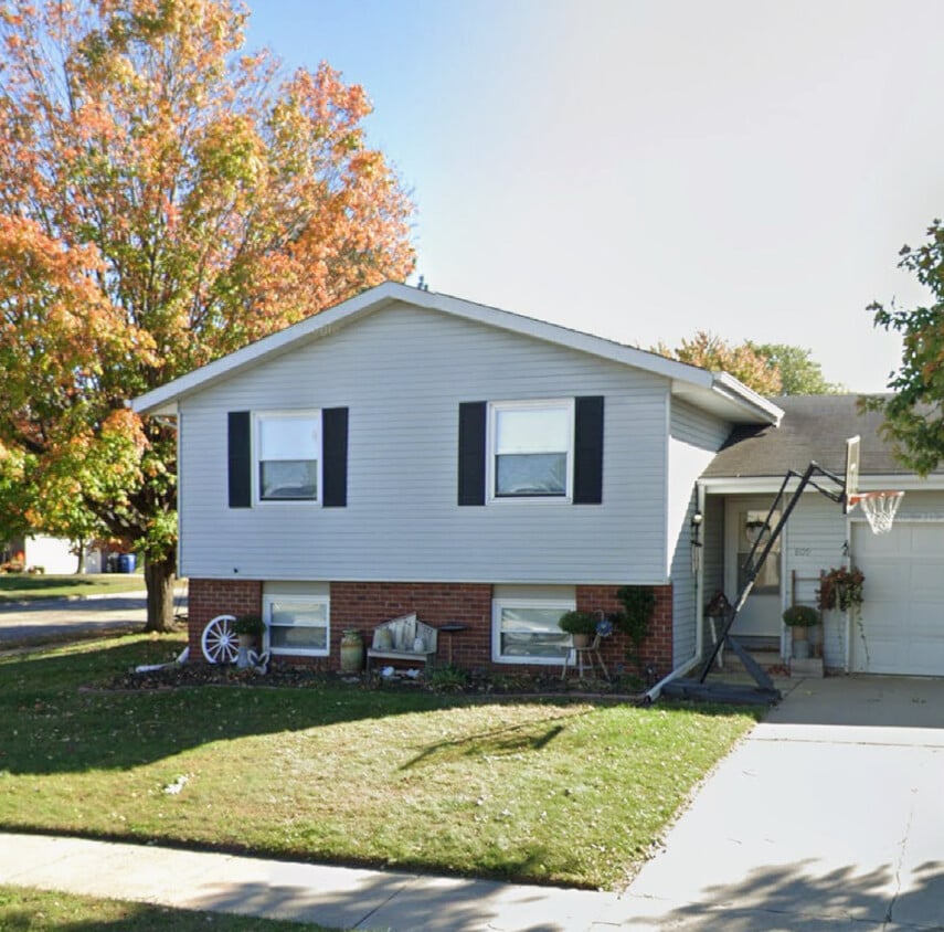 Primary Photo - 807 E Elm Dr