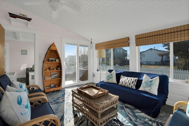 Building Photo - 415 Sound Ave