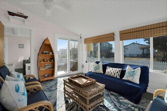 Building Photo - 415 Sound Ave