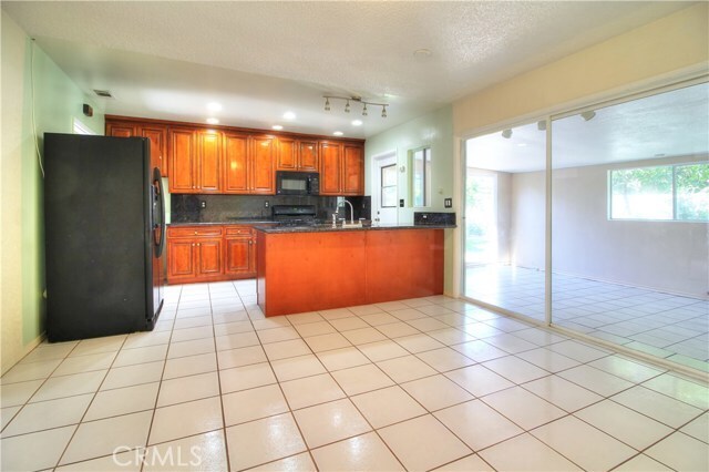 Foto del edificio - 2467 Lennox St