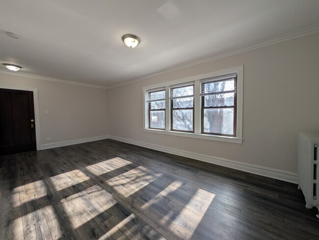 Foto del edificio - 5817 W Berteau Ave