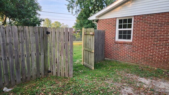 Puerta lo suficientemente grande para podadoras. - 168 Maple St