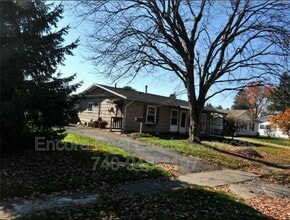 Building Photo - 575 Seneca Dr