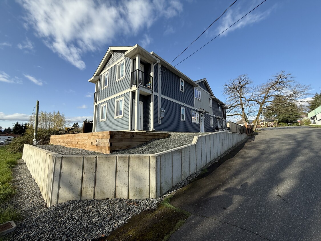 Primary Photo - 450 Irwin St