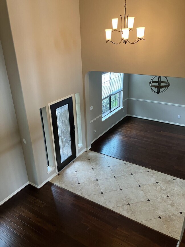 Foto del edificio - 7007 Fall Creek Ln