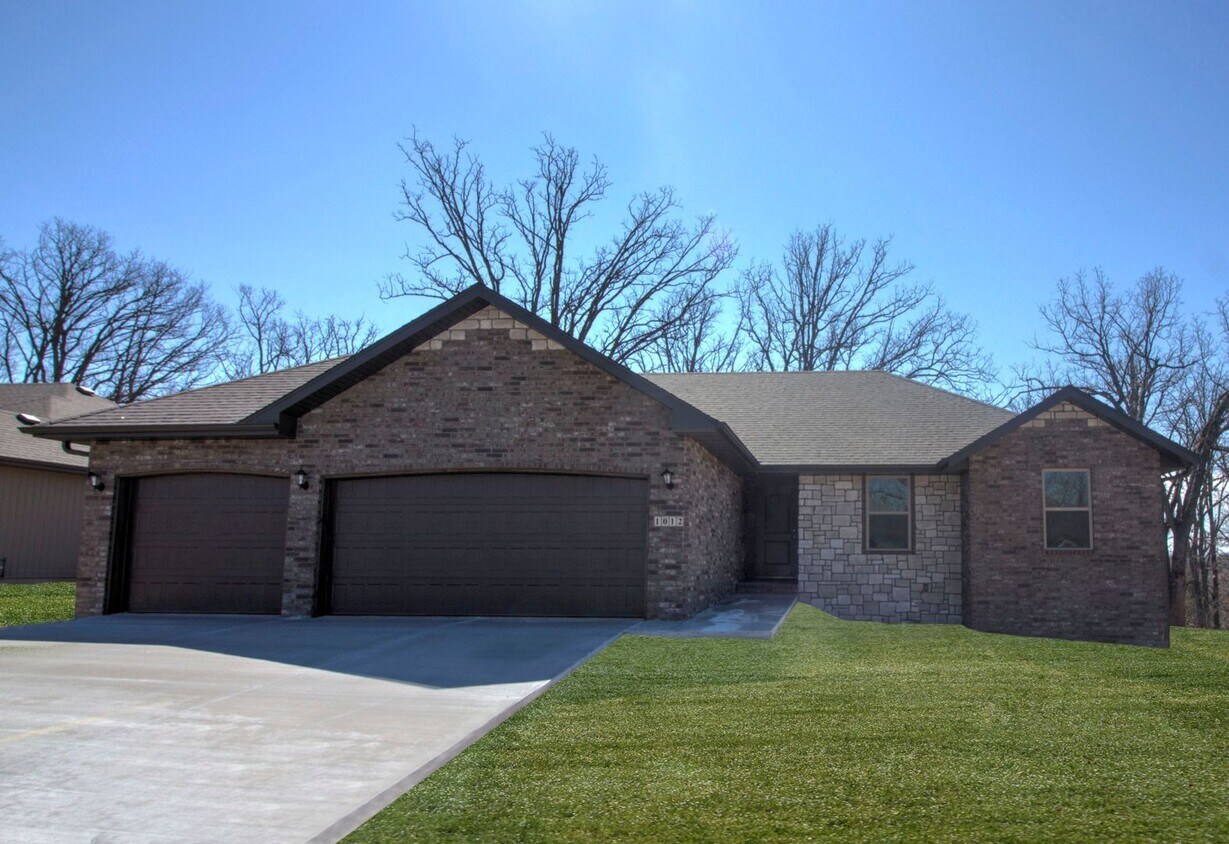 Primary Photo - 3 Car Garage in Nixa!