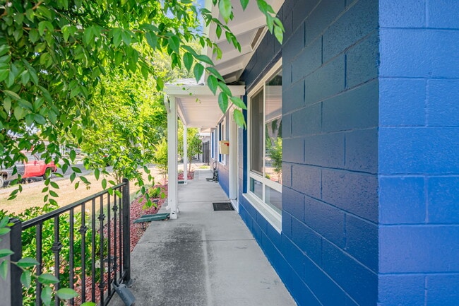 Building Photo - 5400 Valletta Way