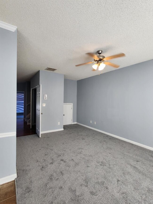 Building Photo - 221 Shenandoah Dr