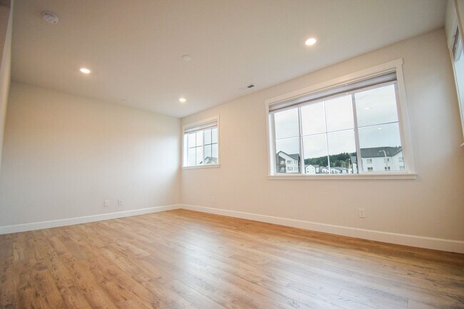 Foto del edificio - Beautiful 4 Bedroom 3.5 BA Home! Mother in Law Suite, Attached Garage & Top floor Bonus Room!