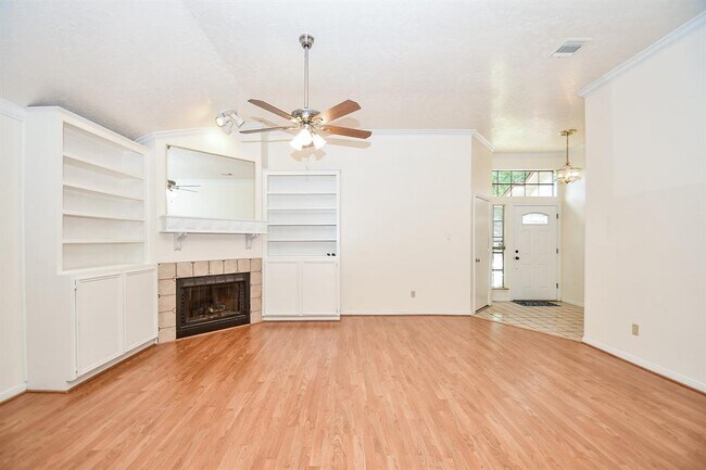 Building Photo - 15807 Meadow Village Dr