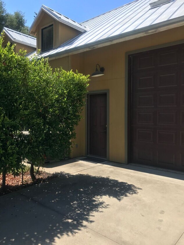 Foto principal - 8740 Center St