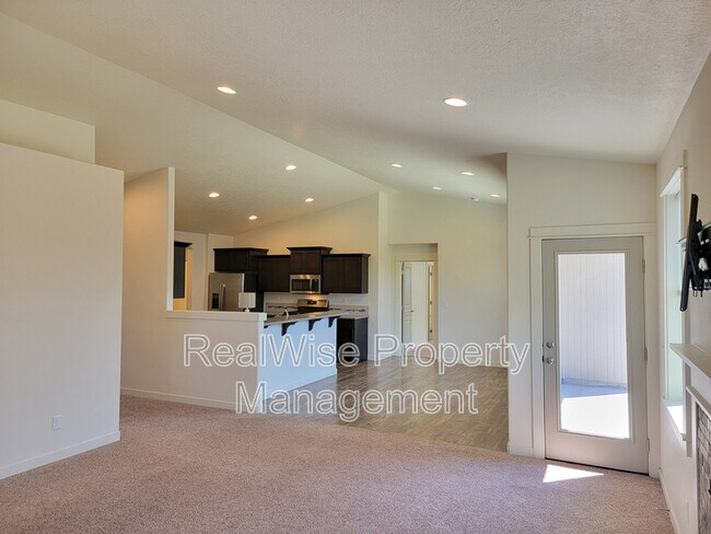 Building Photo - 2482 NW Glen Oak Ave