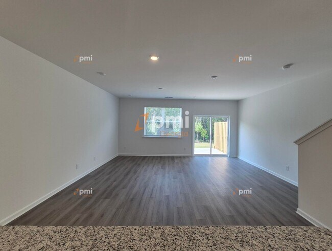 Building Photo - 140 Hazel Dr