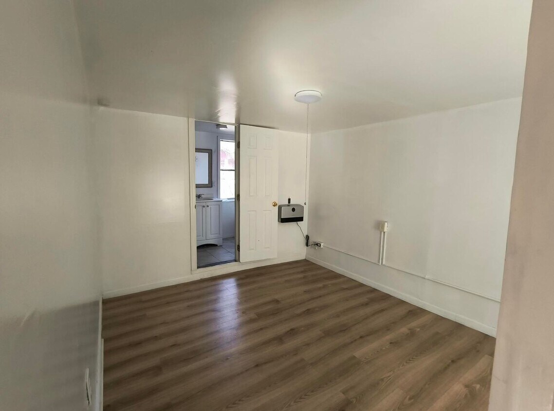 Foto del edificio - Cozy 1-Bedroom Retreat with 1 Parking Spac...