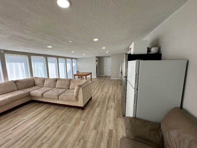 Building Photo - 480 E 200 N