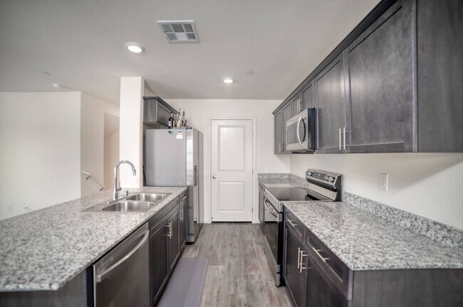 Building Photo - LOVELY 2-BEDROOM 2-BATH PLUS LOFT TOWNHOME IN SPECTACULAR GATED COMMUNITY!!