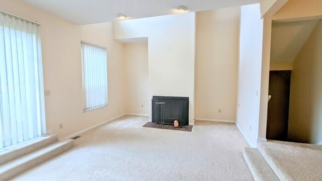 Foto del edificio - Available Now - Large 2 Bedroom Townhouse