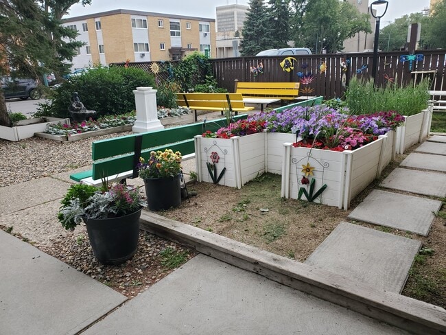 Outdoor sitting area - Cornwall Village Co-op Senior Housing