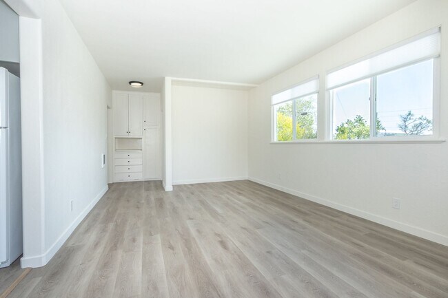 Foto del edificio - Refreshed 1 bed / 1bath Second Floor Unit in the Heart of Pacific Beach!
