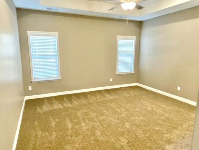 Foto del edificio - Now Leasing A 4 Bedroom 3 Bath Home In Oak...