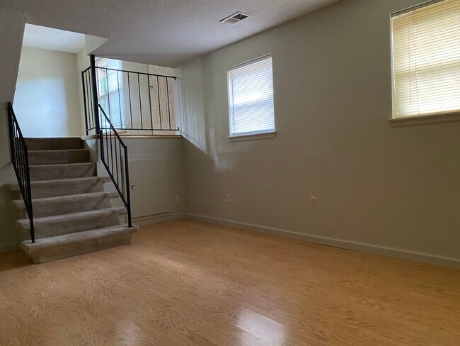 Foto del edificio - WONDERFUL TRI-LEVEL HOME AVAILABLE NOW IN ...