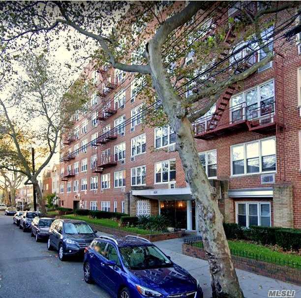 Foto del edificio - 1530 E 8th St