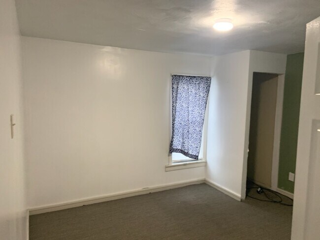 bed 2 - 825 Wood St