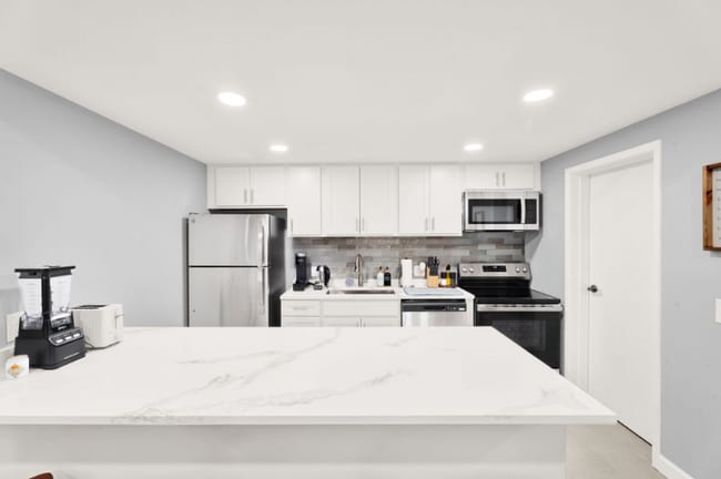 Building Photo - 6 Roanoke Ln