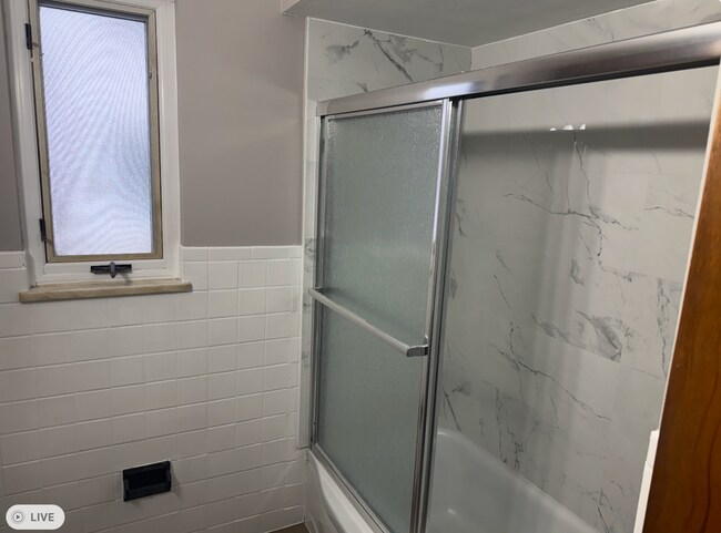 Baño actualizado y pintado. - 3340 W 210th St