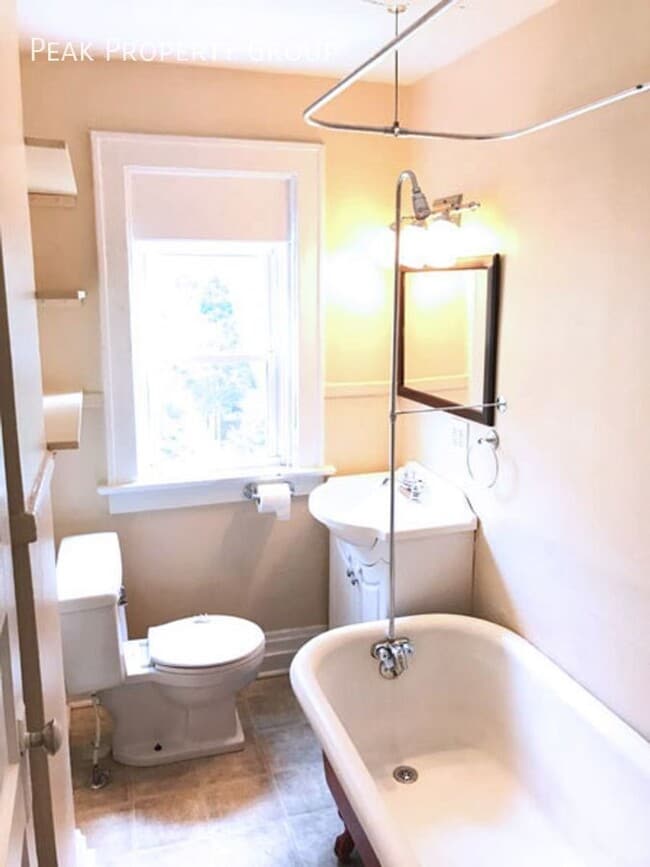 Building Photo - 1446 Hamlet St