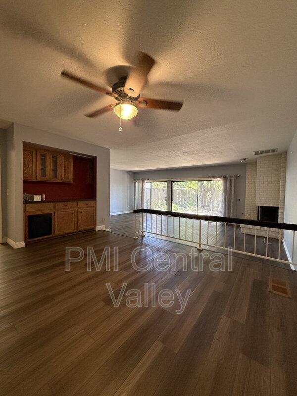 Foto del edificio - 1725 Edgebrook Dr