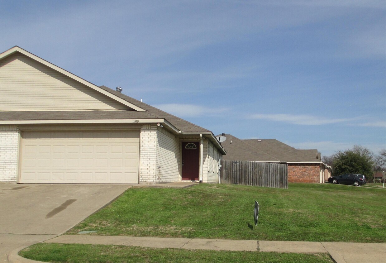 200 Robin St, Crowley, TX 76036 Townhome Rentals in Crowley TX
