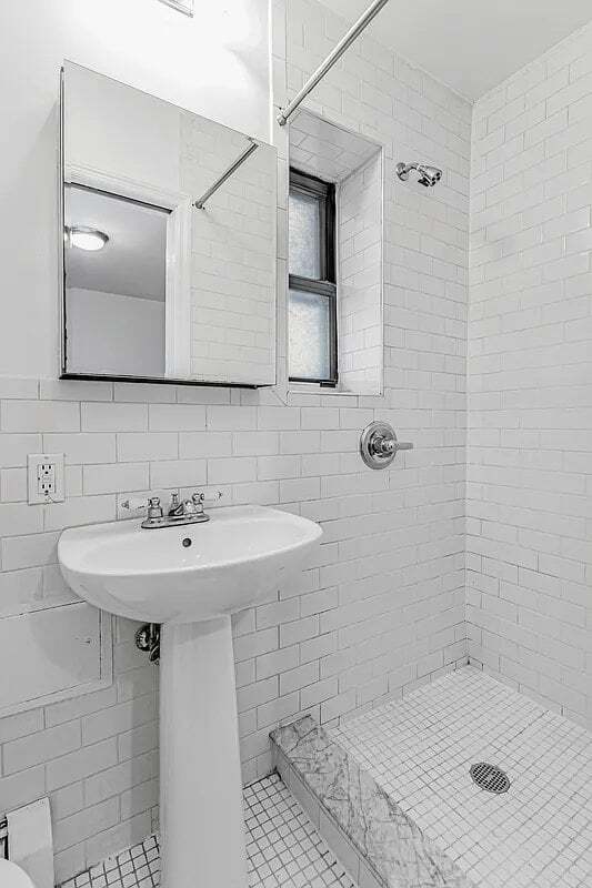 Foto del edificio - 325 E 10th St