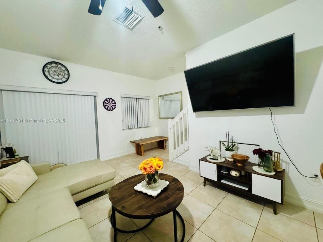 Foto principal - 7985 NW 8th St