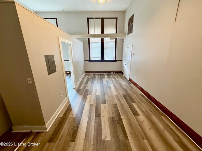 Foto del edificio - 1107 E Kentucky St