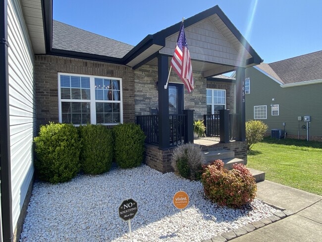 Building Photo - 1053 Castlerock Dr