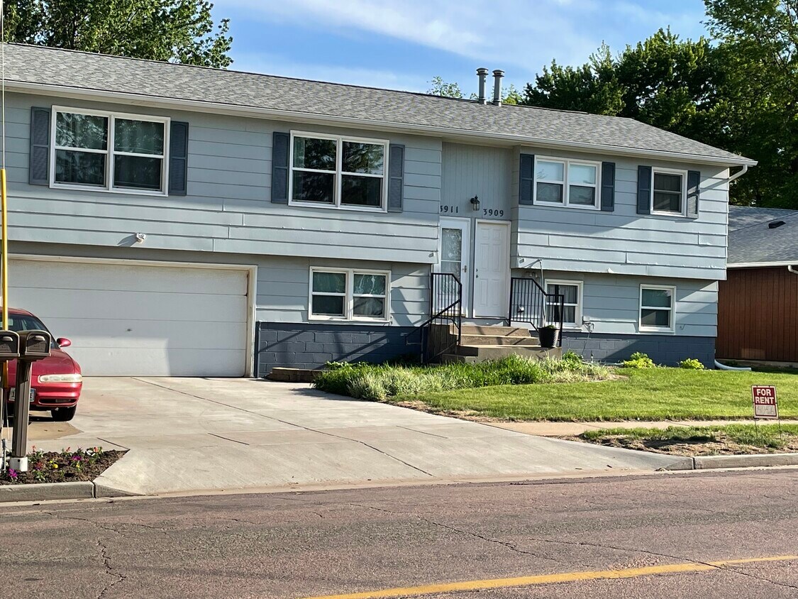 Primary Photo - 3909 E 12th St