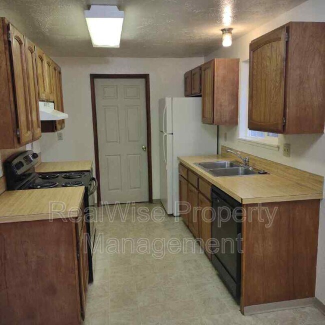 112 Sunset St Unit B, Sutherlin, OR 97479 Condo for Rent in Sutherlin