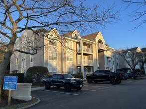 Building Photo - 2204 Lesner Crescent