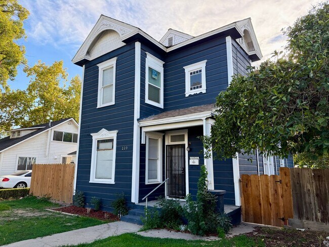 Building Photo - 220 S K St