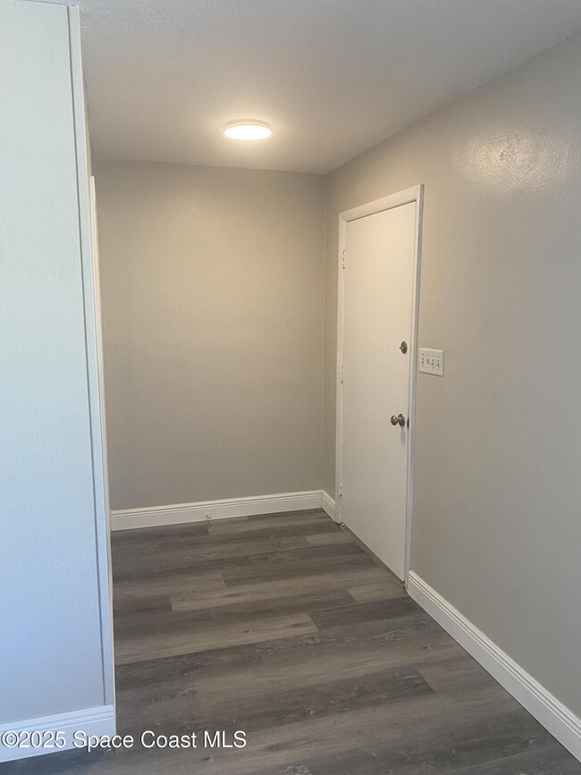 Building Photo - 675 Rosada St