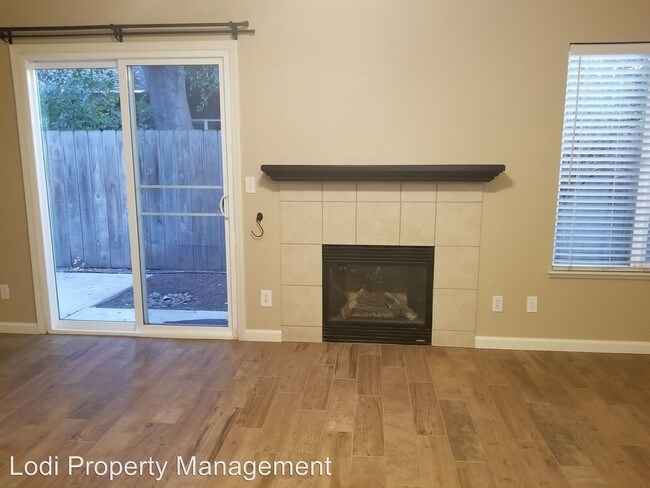 Building Photo - 3 br, 2.5 bath House - 1311 Lilac St