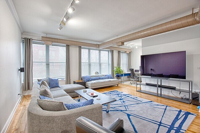 Foto del edificio - Video Tour- HUGE 1 Bedroom- 2 1/2 Bath Apartment. High-end loft style. Cook's Kitchen- Common Roo...