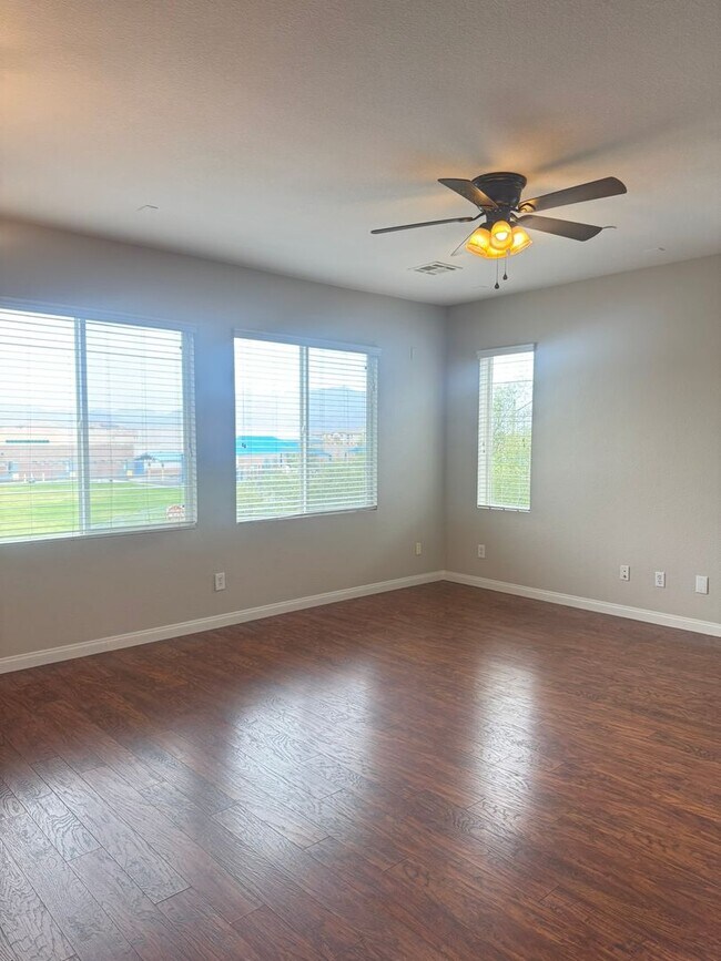 Building Photo - Adorable 3-Bed, 3-Bath Home in Gated Commu...
