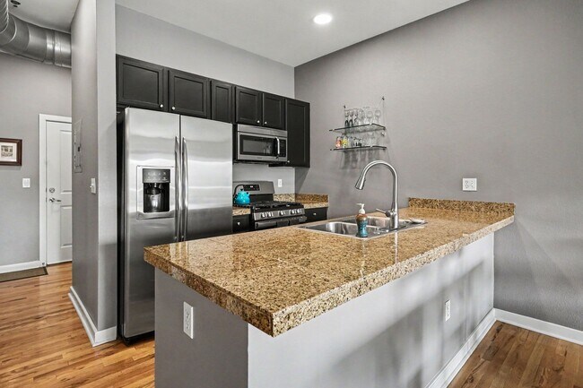 Foto del edificio - Modern Loft with Large Patio (Parking and Storage Included!)