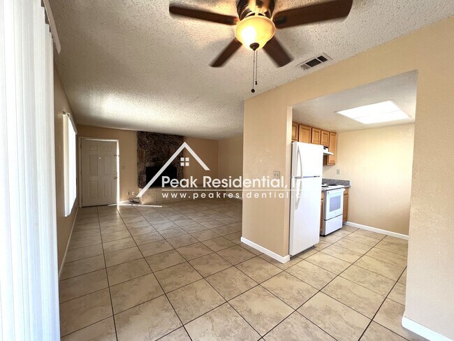 Foto del edificio - Spacious Elk Grove 2bd/2ba Triplex
