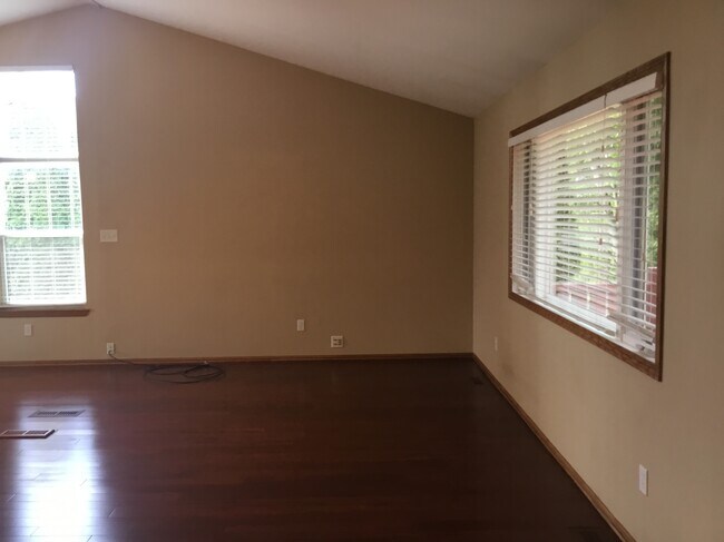 Building Photo - 1057 Kennedy Drive