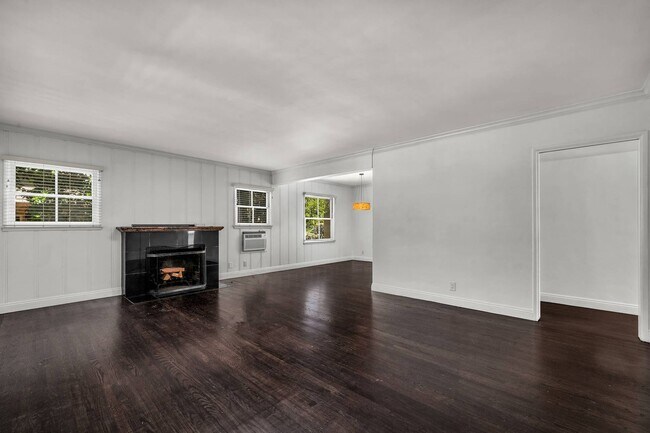Building Photo - 2 bed + 2 bath in amazing location!!