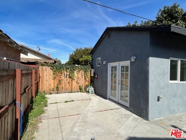 Building Photo - 713 57th St
